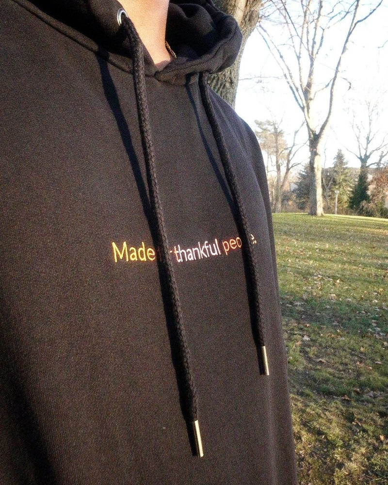 schwarzer unisex made for thankful people Hoodie mit made for thankful people Stick vorne in Europa produziert