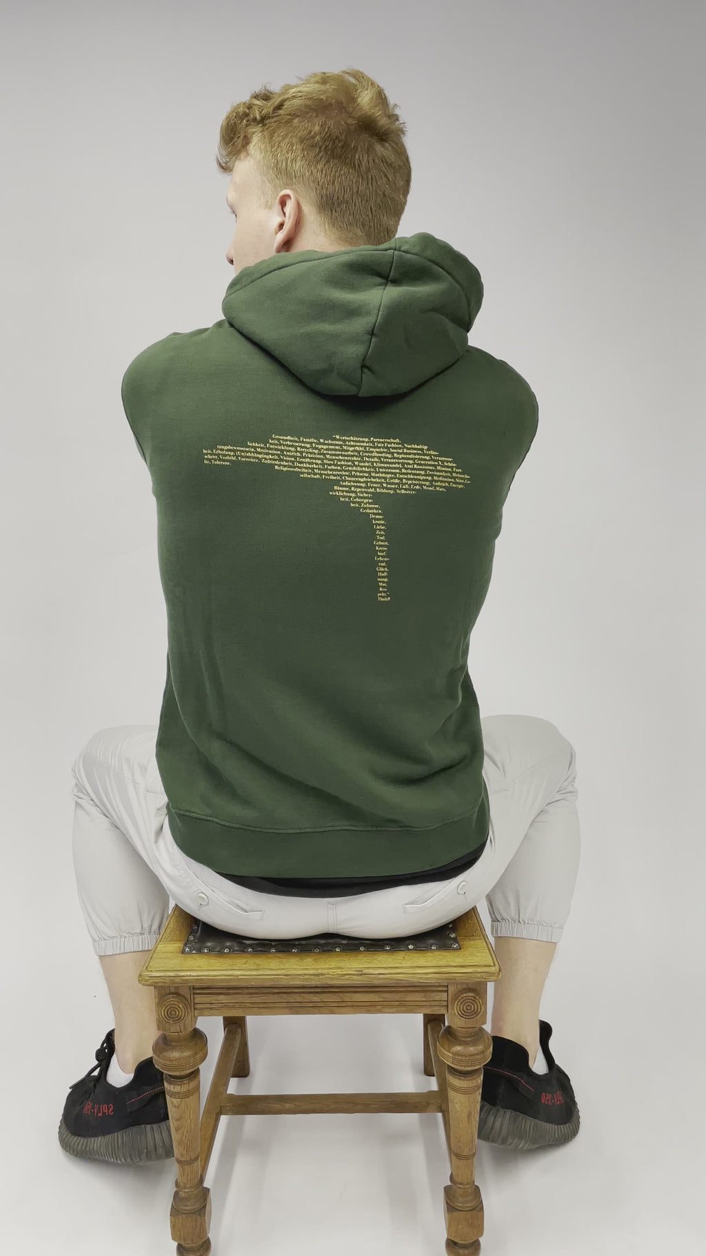 Green Gratitude Hoodie unisex Limited Edition mit goldenem Wortbaum hinten in Europa produziert