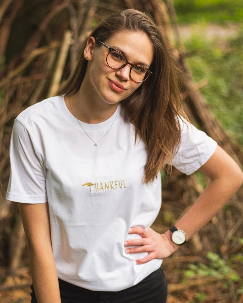 Girl´s T-Shirt für Nepal mit goldenem Thankful Stick vorne in Europa