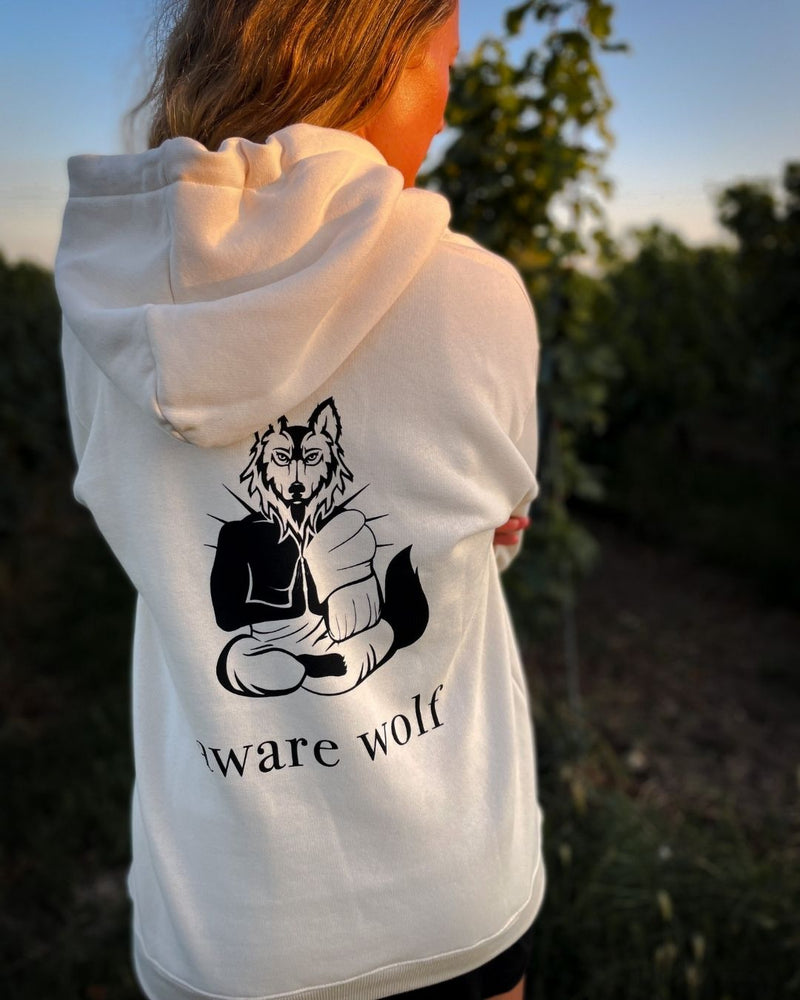Beige Awarewolf Hoodie mit Awarewolf Druck auf dem Rücken in Europa produziert
