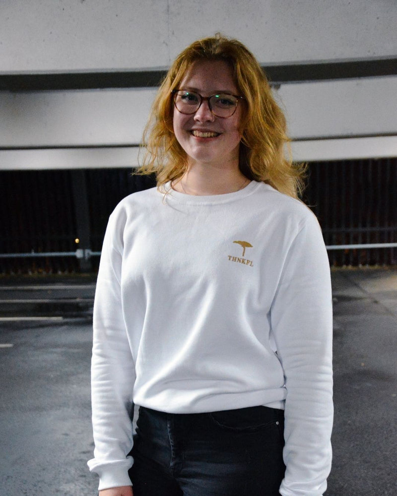 weißes unisex Lionkid Sweatshirt mit goldenem THNKFL-Baum Stick in Europa produziert