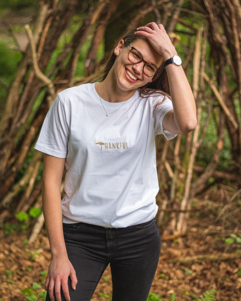 Girl´s T-Shirt für Nepal mit goldenem Thankful Stick vorne in Europa produziert
