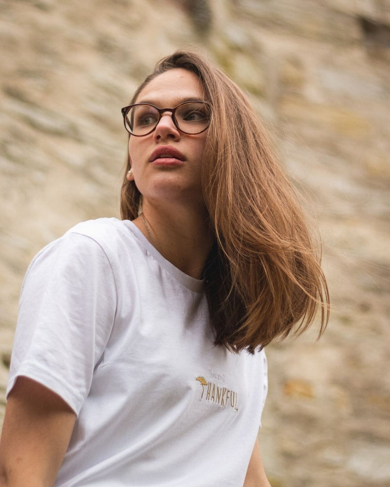 Girl´s T-Shirt für Nepal mit goldenem Thankful Stick vorne in Europa produziert