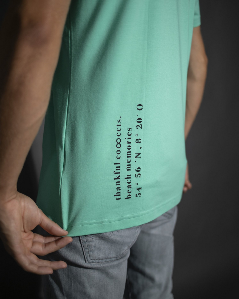 Thankful connects - Mint Green unisex T-Shirt mit Thankful Koordinaten Druck hinten in Europa produziert
