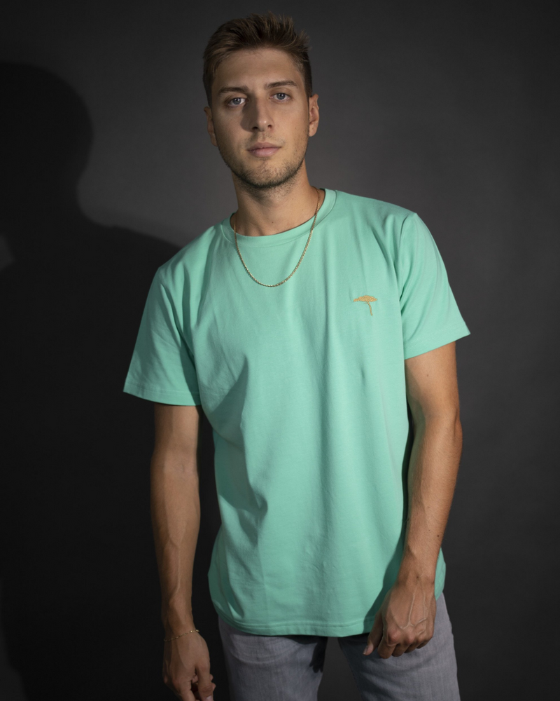 Thankful connects - Mint Green unisex T-Shirt mit goldenem THNKFL-Baum Stick in Europa produziert