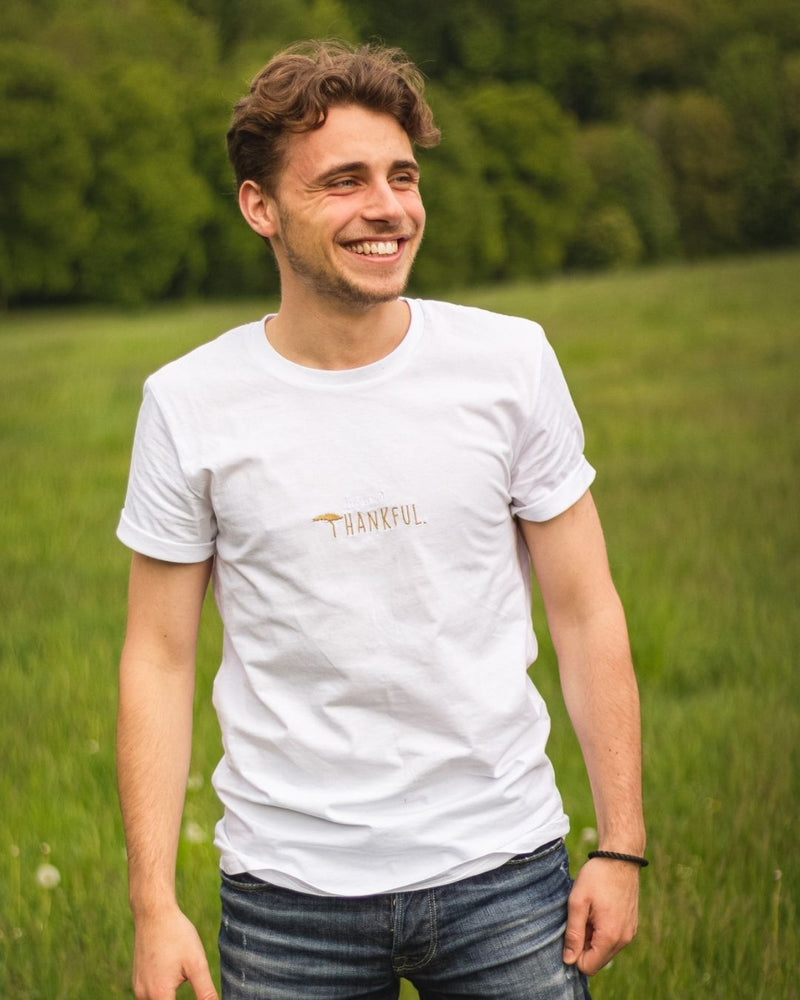 Men´s T-Shirt für Nepal mit goldenem Thankful Stick vorne in Europa produziert