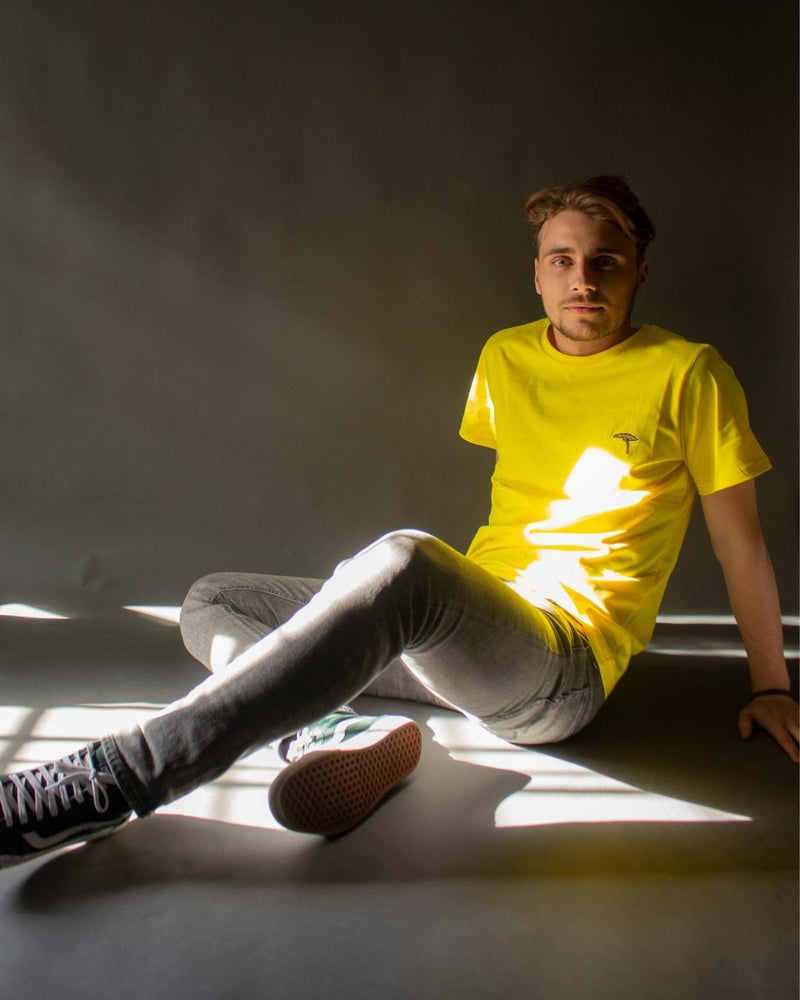 Yellow-Haze unisex T-Shirt mit THNKFL-Baum Stick in Europa produziert