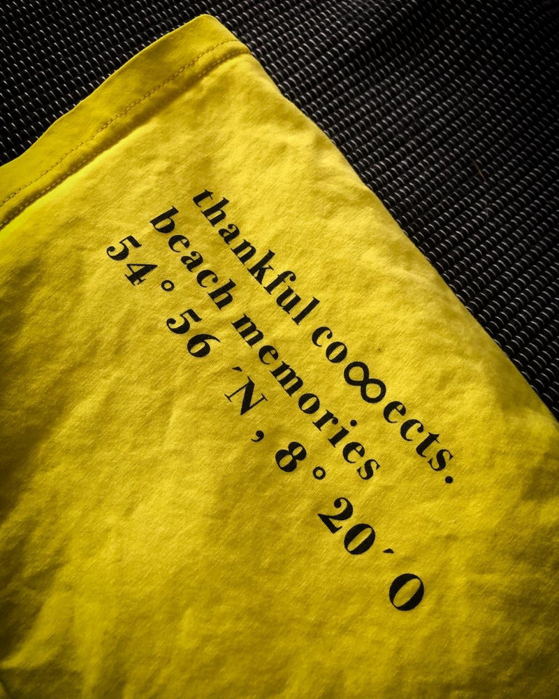 Thankful connects - Yellow Haze unisex T-Shirt mit Thankful Koordinaten Druck hinten in Europa produziert