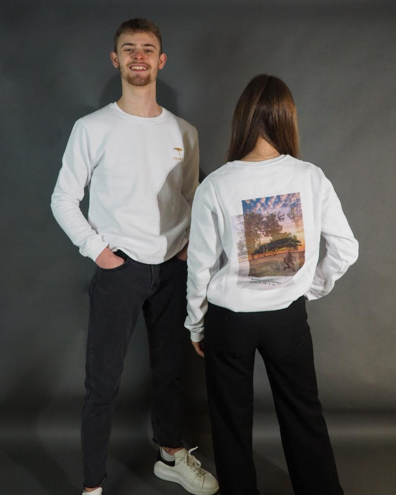 Geschwister mit weißem crewneck sweatshirt, organische fashion