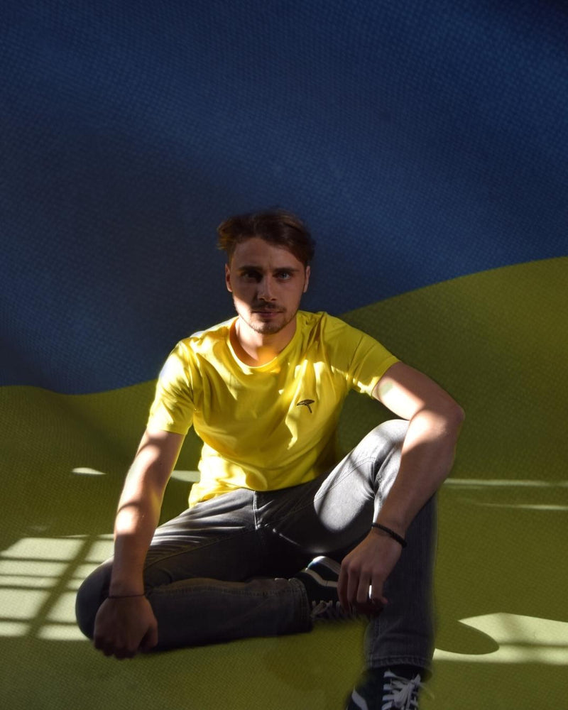 Yellow-Haze unisex T-Shirt mit THNKFL-Baum Stick in Europa produziert mit Ukraine Flagge im Hintergrund